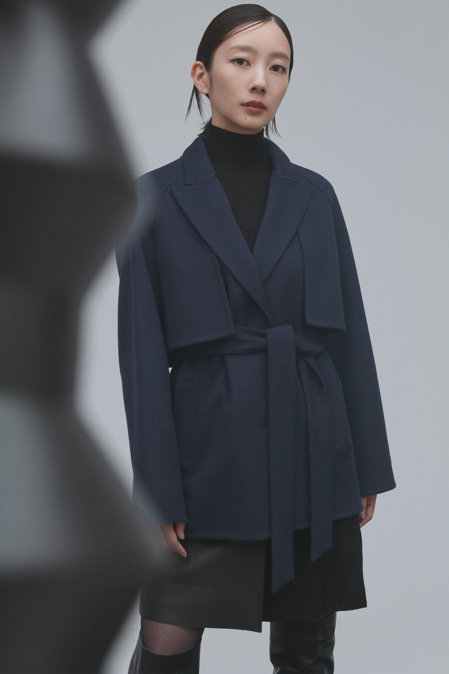 写真：波瑠 meets AKRIS