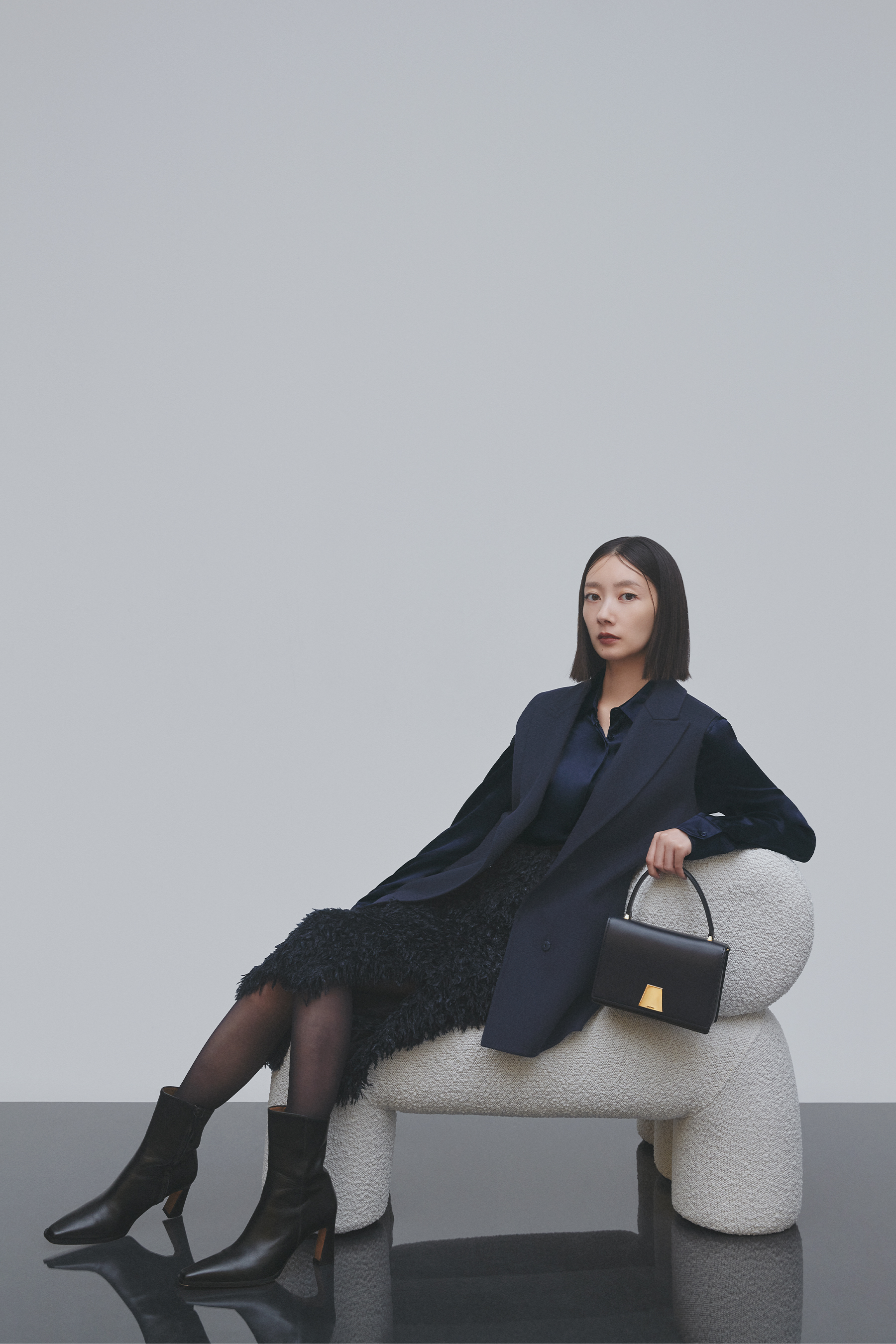 写真: 波瑠さんとジレ
