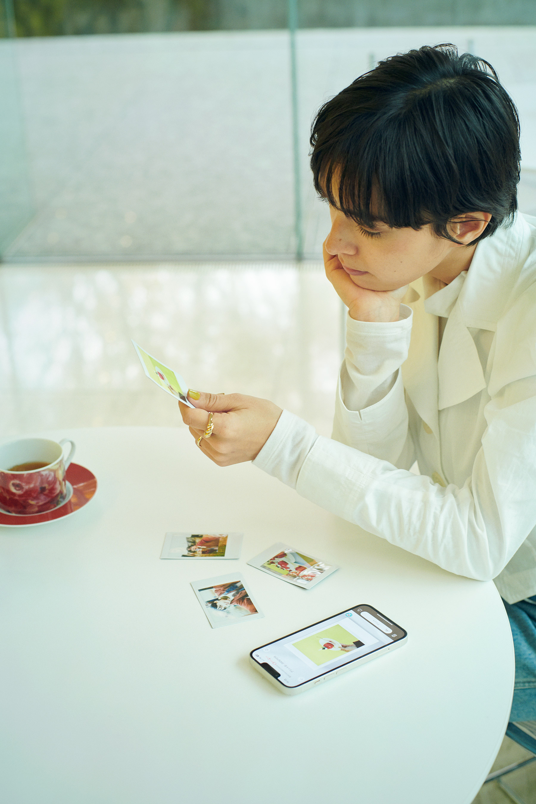 写真: チェキプリント<sup>&trade;</sup>を見返すモーガンさん