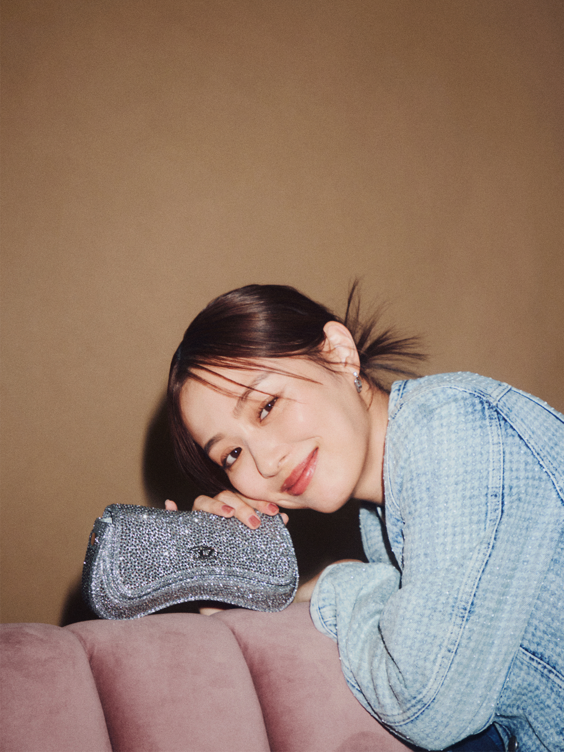 写真：内田理央さんとDIESELのバッグ