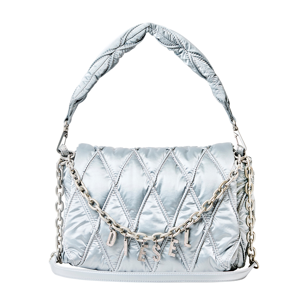 写真：シルバーボディのショルダーバッグ