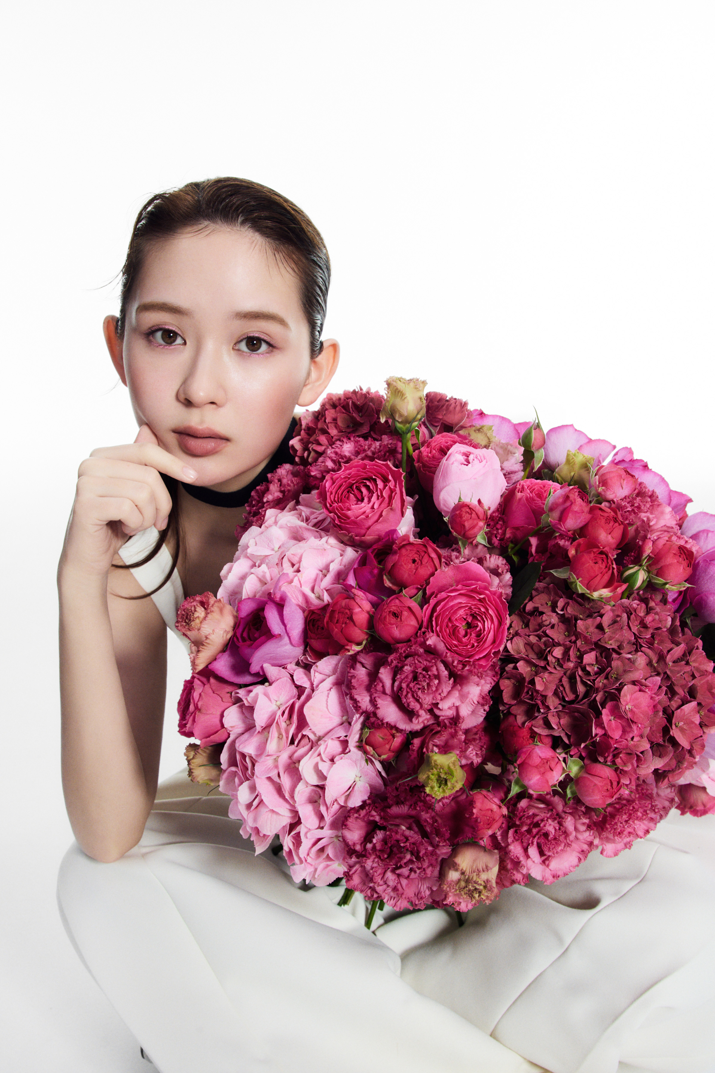 写真：畑 芽育さんとブーケ