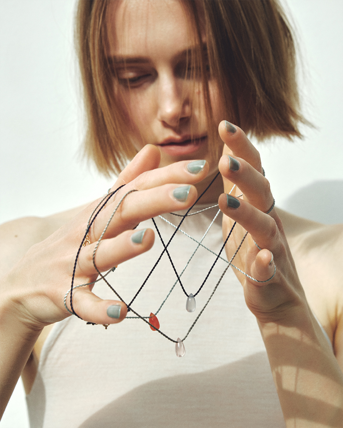 写真:新作ジュエリーとモデル