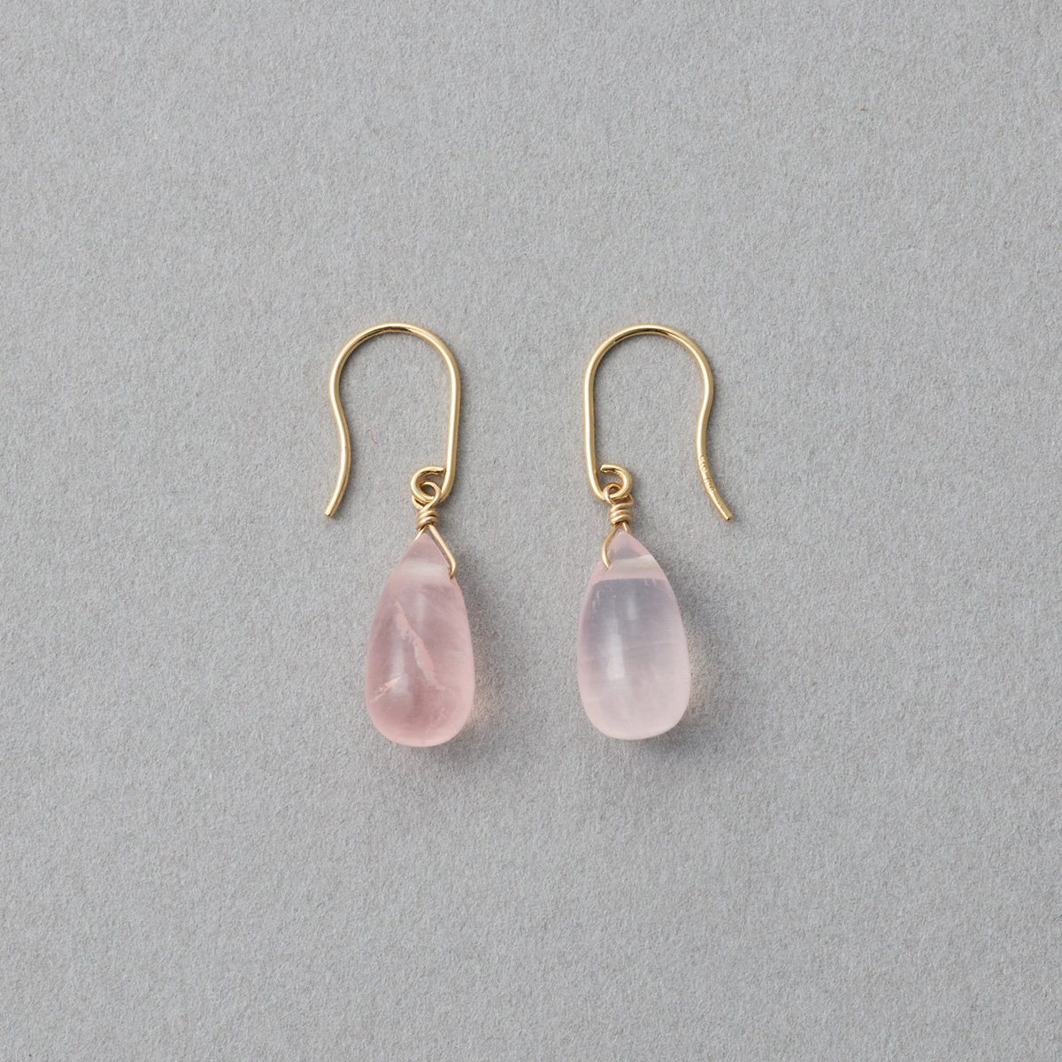 写真：ピアス（両耳用）〈K10YG、ローズクォーツ〉¥27,500／エテ
