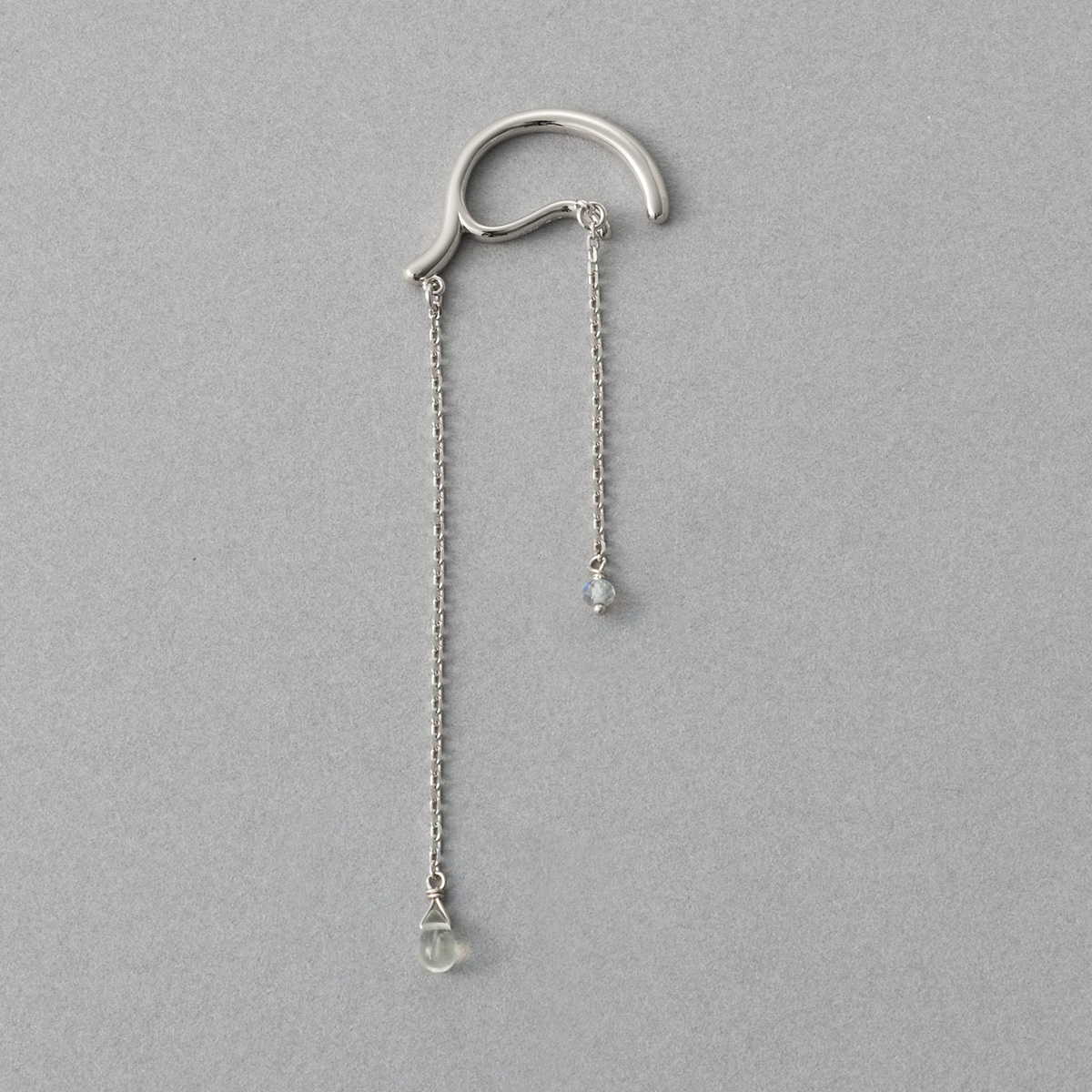 写真：イヤーカフ（片耳用）〈SV925＋PTコーティング、ラブラドーライト、グリーンクォーツ〉¥13,200／エテ