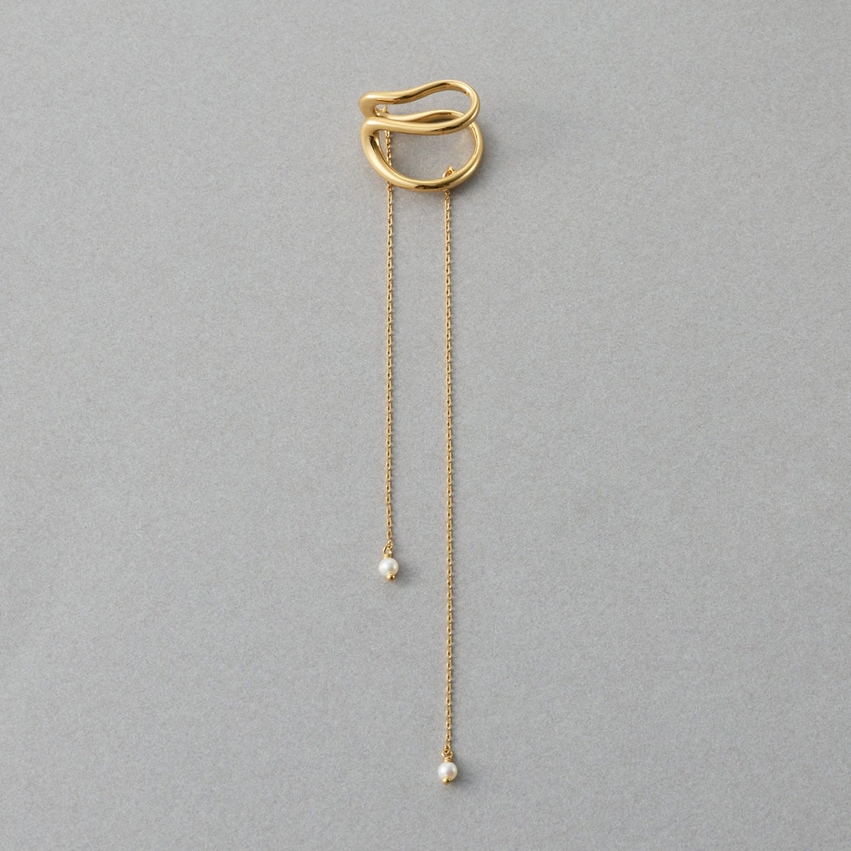 写真：イヤーカフ（片耳用）〈SV925+YGコーティング、淡水パール〉¥16,500／エテ