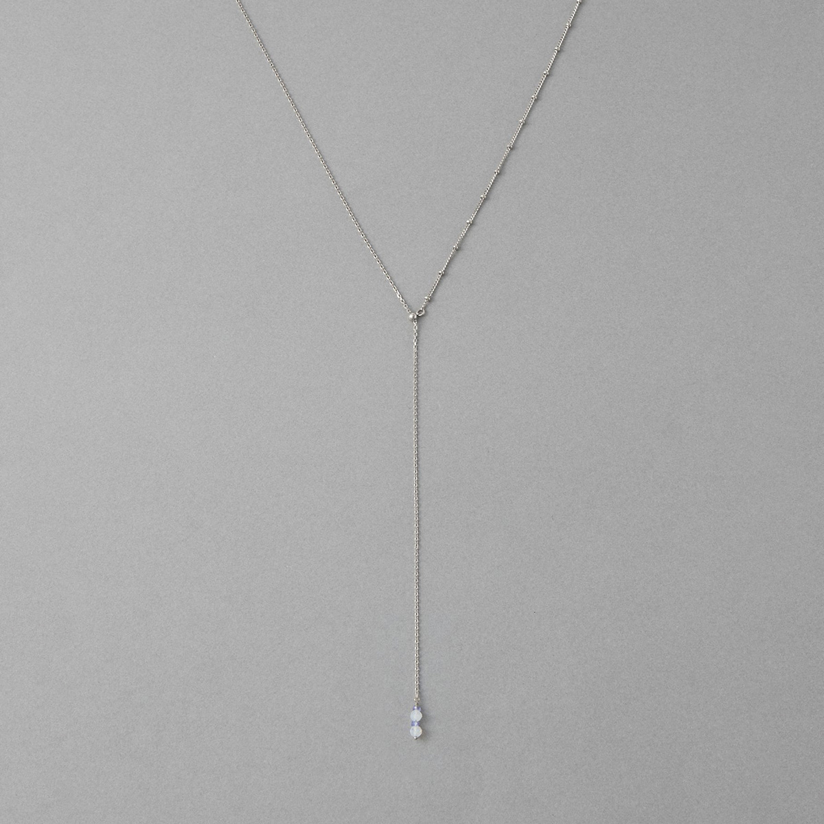 写真：ロングネックレス〈SV925＋PTコーティング、タンザナイト、ラブラドーライト（白）、アゲート〉¥26,400／エテ