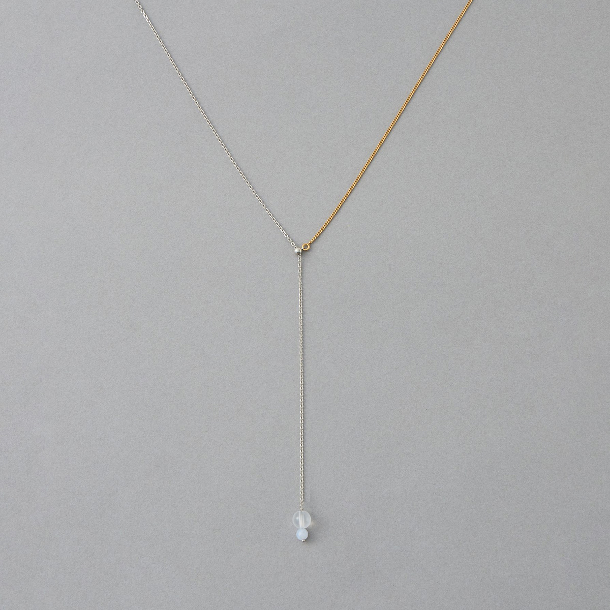 写真：ロングネックレス〈SV925＋PT／YGコーティング、ミルキークォーツ、ブルーカルセドニー、ラブラドーライト（白）〉¥22,000／エテ