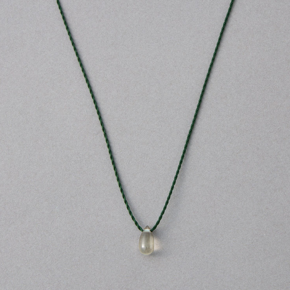 写真：ネックレス（専用ポーチ付）〈SV925＋YGコーティング、シルク、グリーンクォーツ〉¥13,200／エテ