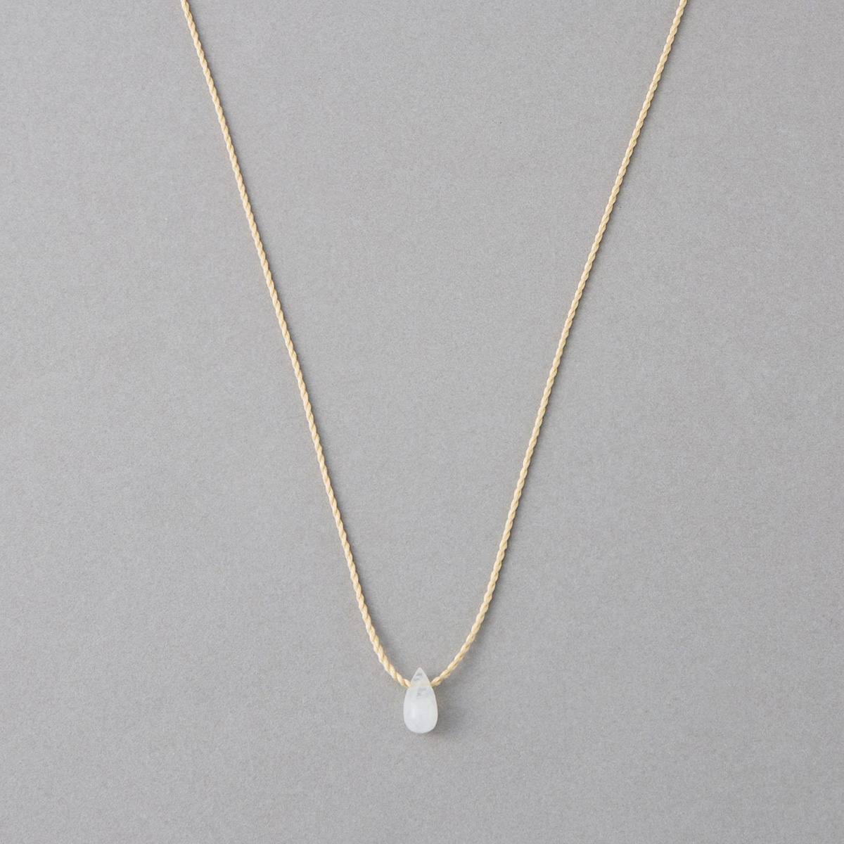 写真：ネックレス（専用ポーチ付）〈SV925＋YGコーティング、シルク、ラブラドーライト（白）〉¥13,200／エテ