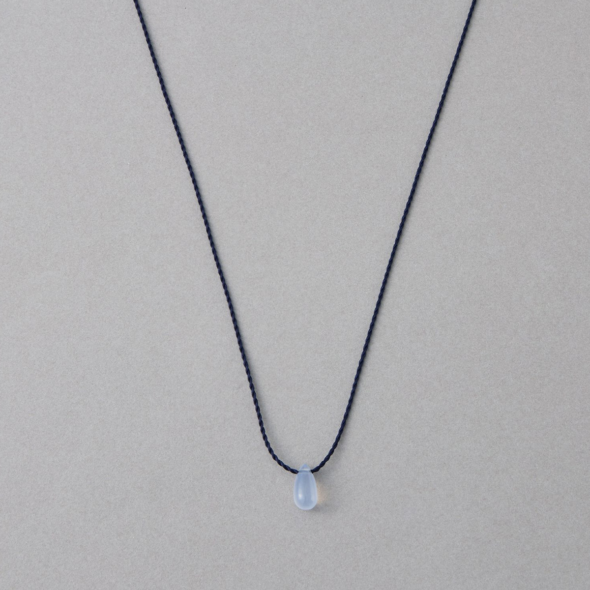 写真：ネックレス（専用ポーチ付）〈SV925＋YGコーティング、シルク、ブルーカルセドニー〉¥13,200／エテ