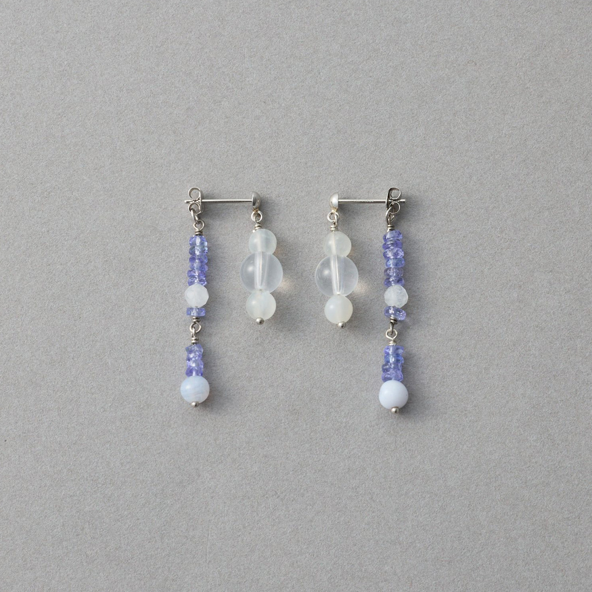写真：ピアス（両耳用）〈SV925+PTコーティング、ムーンストーン、ミルキークォーツ、タンザナイト、ラブラドーライト（白）、アゲート〉¥33,000／エテ