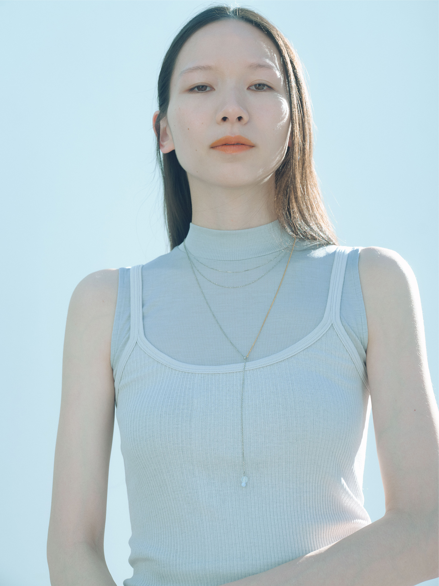 ロングネックレスとスキンネックレスを着用したモデル