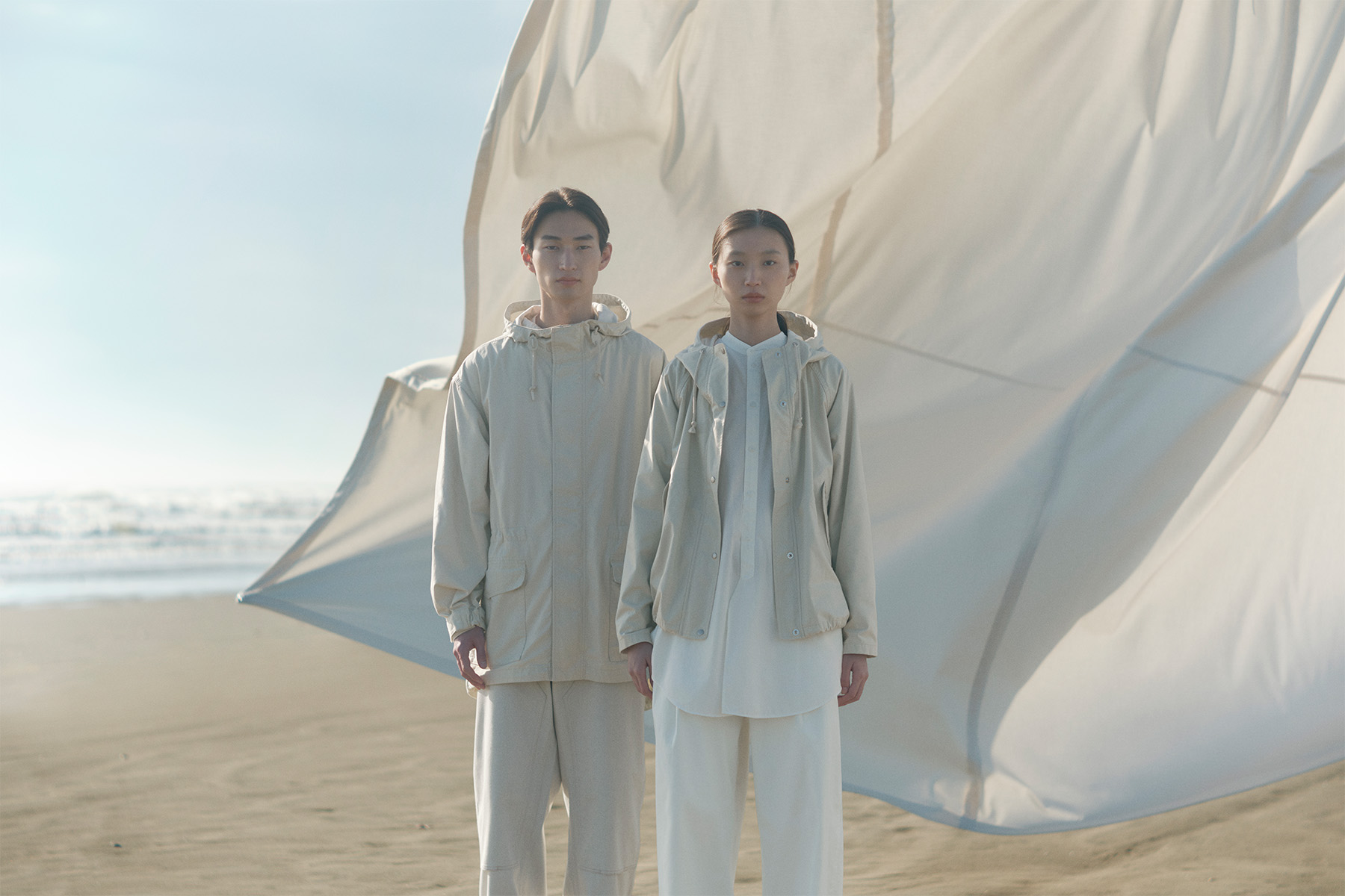 写真: 帆布（コットンキャンバス）素材の洋服を身につけた男女