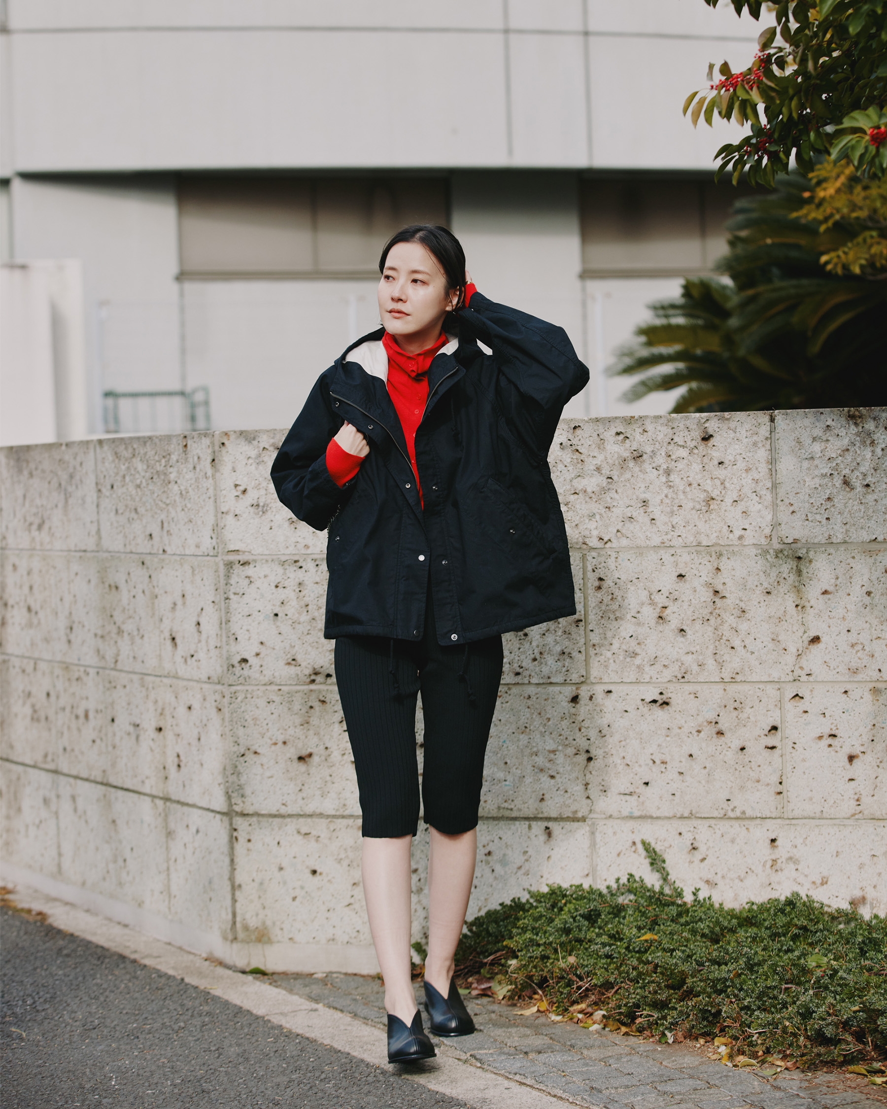 写真: コットンライトキャンバス フードブルゾンを、タウンスポーティなイメージでアクティブに着こなした上枝さん