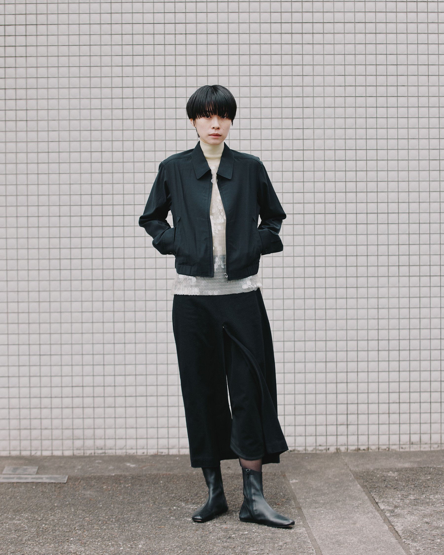 写真: レーヨンコットンの襟付きショートブルゾンの使い勝手のいいデザインに惹かれたとAKAMATSU