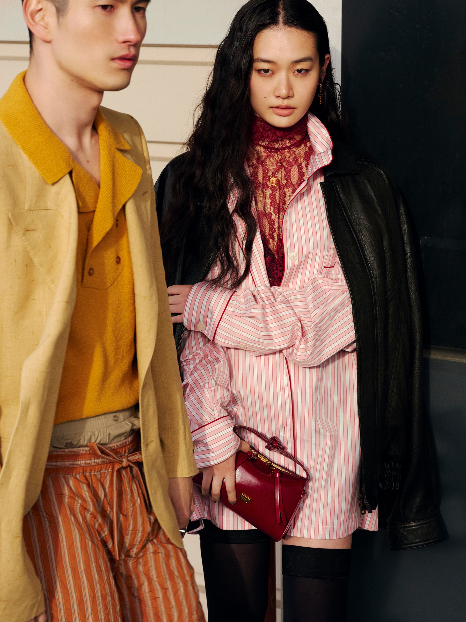 写真：DOLCE&GABBANAの洋服を着る男女