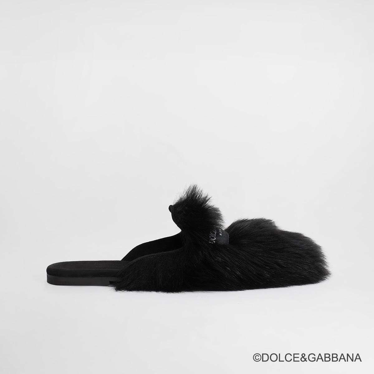 写真：Shearling and suede slippers