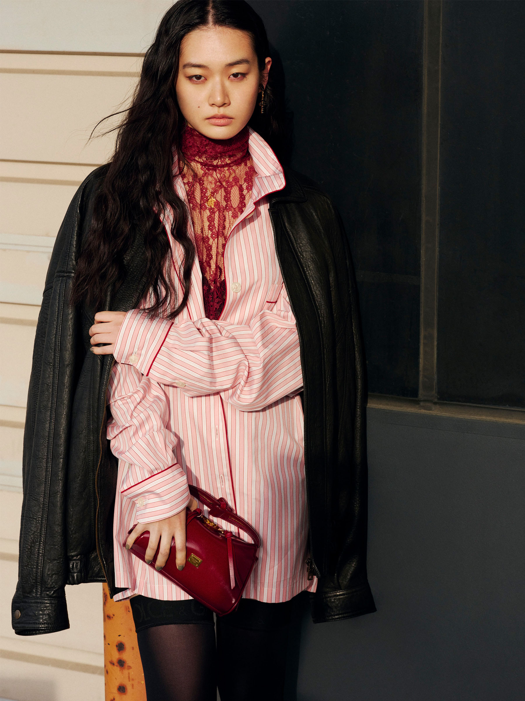 写真: レザージャケット・シャツ・トップス・ソックス・イヤリング・ネックレス・バッグ「ヴィットリア」を着用する女性