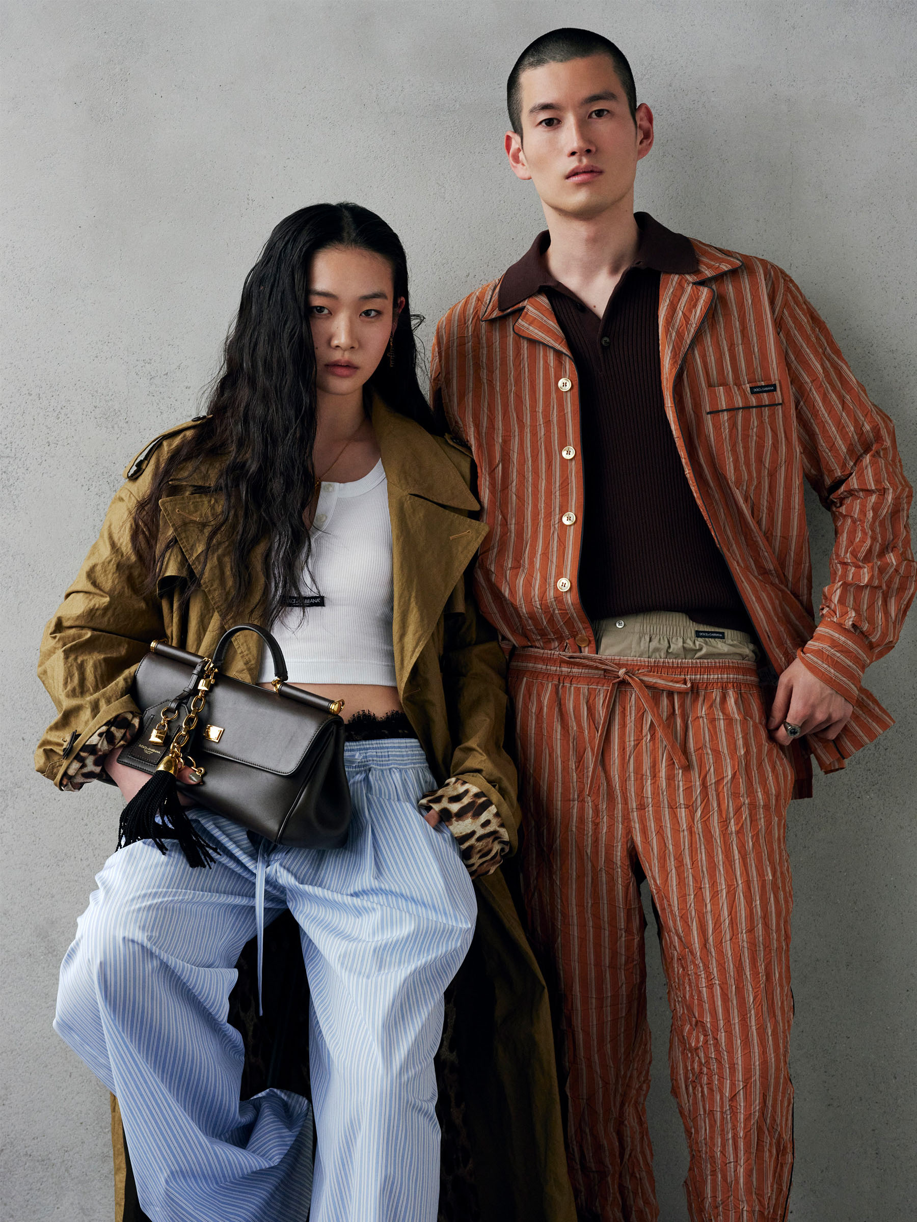 写真: [右]シャツ・ニット・ショーツ・パンツ・リング￥79,200を着用する男性 [左]コート・タンクトップ・パンツ・チャーム・バッグ「マイ シシリー イースト ウエスト」・レースパンツを着用する女性