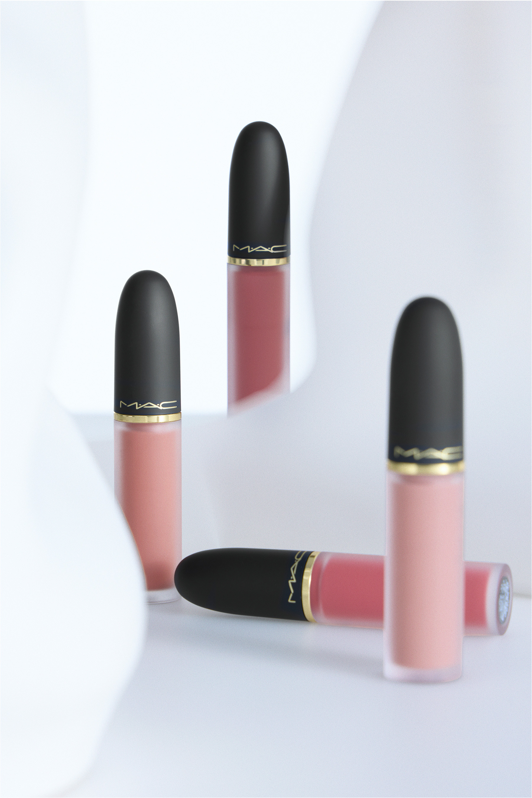 写真: パウダー キス リップ＋チーク ムース ピンク ローゼズ、同 テイケン、同 ベルベット テディ、同 イッツ パーソナル