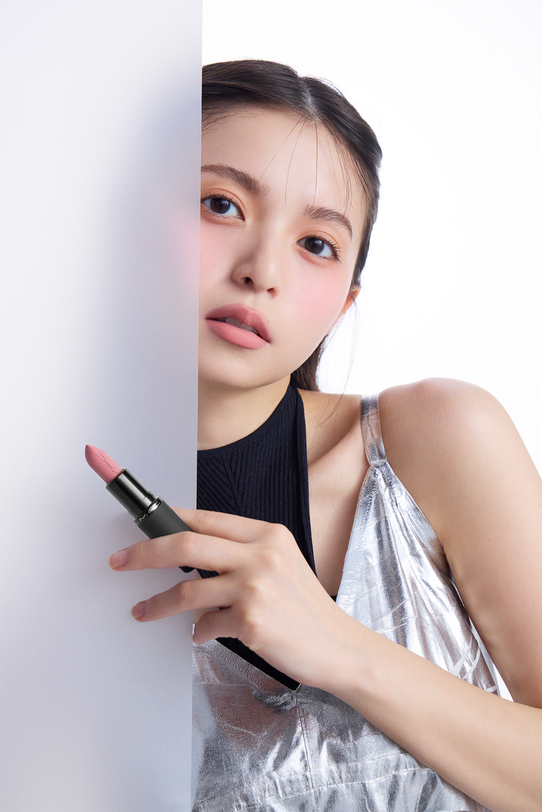 写真: 「パウダー キス ヘイジー マット リップスティック ガールズ ウィーケンド」を使用した齋藤飛鳥さん