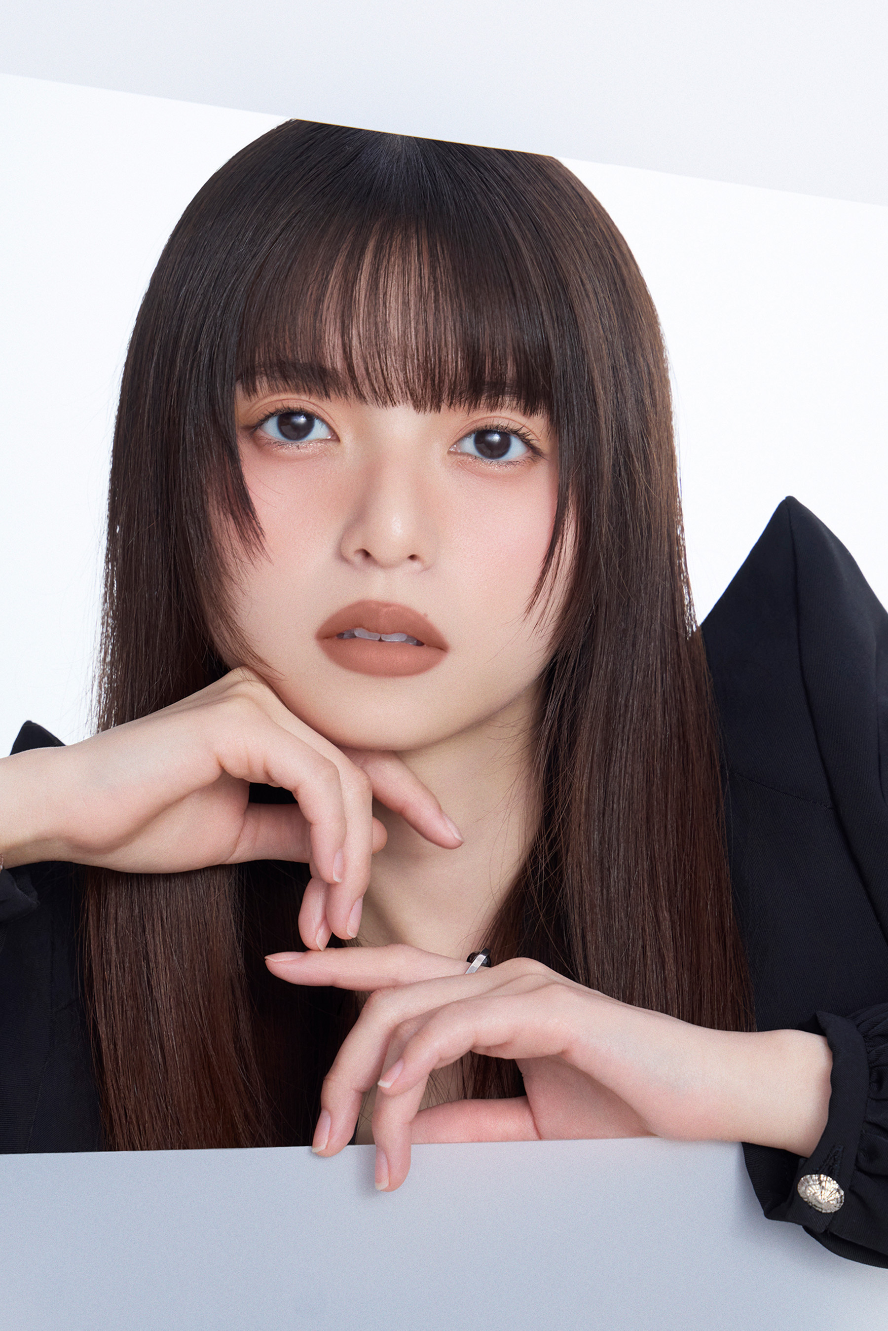 写真: 「パウダー キス ヘイジー マット リップスティック テイケン」を使用した齋藤飛鳥さん