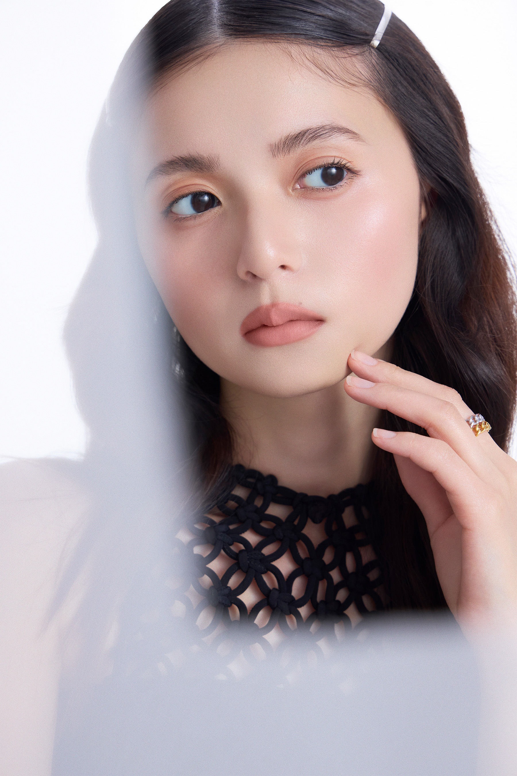 写真: 「パウダー キス ヘイジー マット リップスティック ビー マイ ブライズメード」を使用した齋藤飛鳥さん