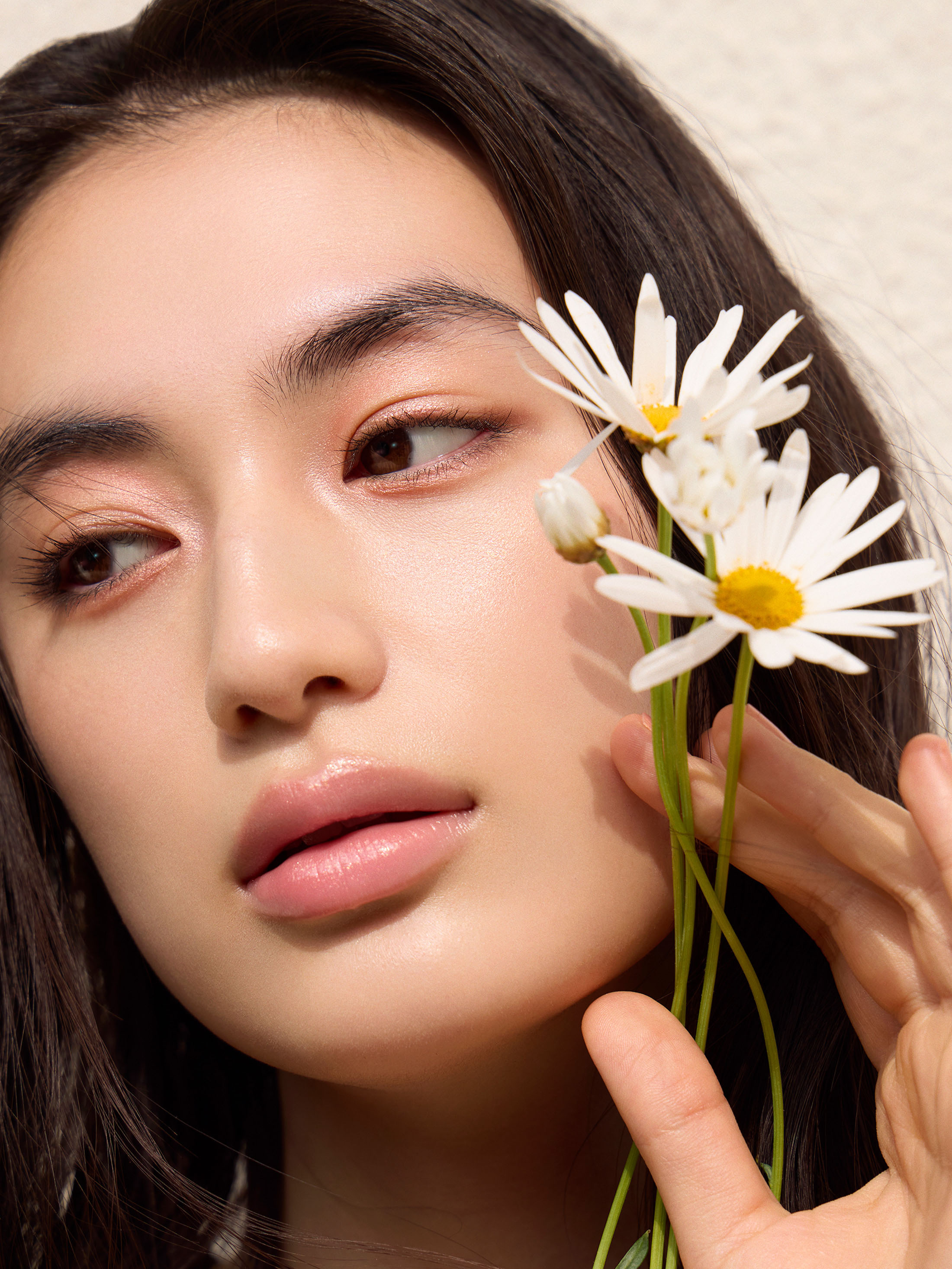 写真:メイクアップした八木莉可子さん