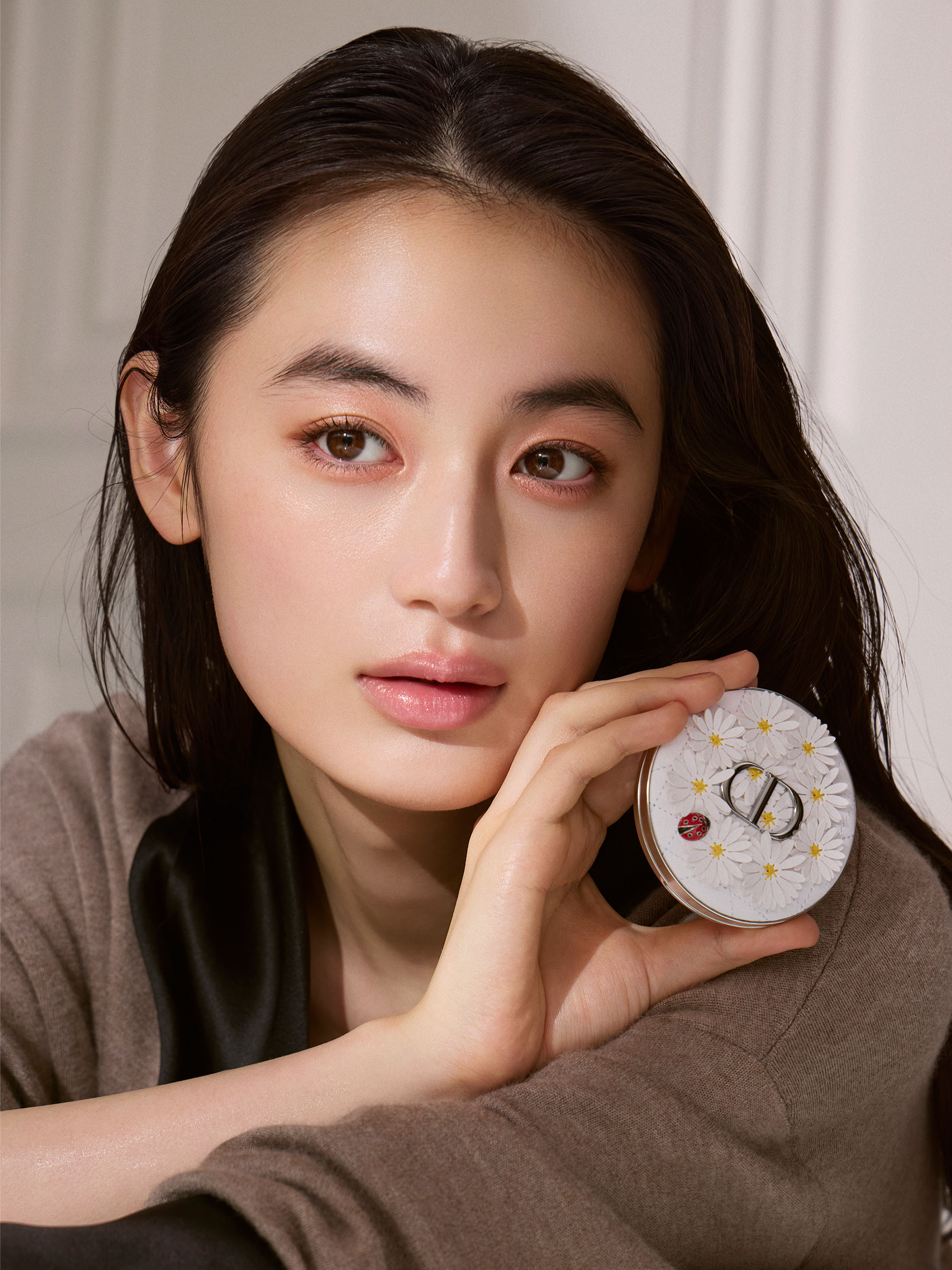 写真: メイクアップした八木莉可子さん