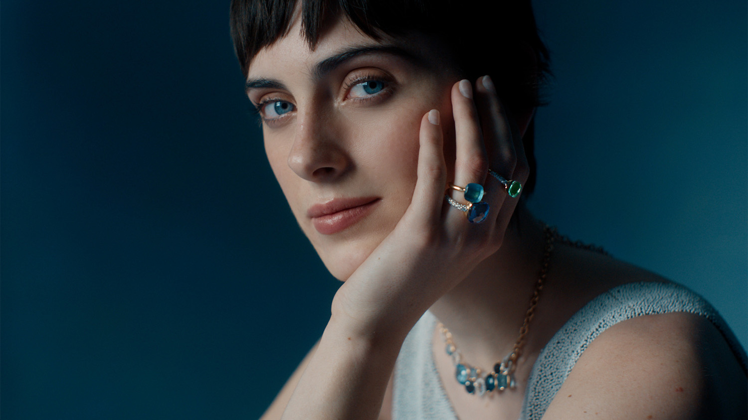 写真: 「ヌード」のリングとネックレスを身に着けた女性