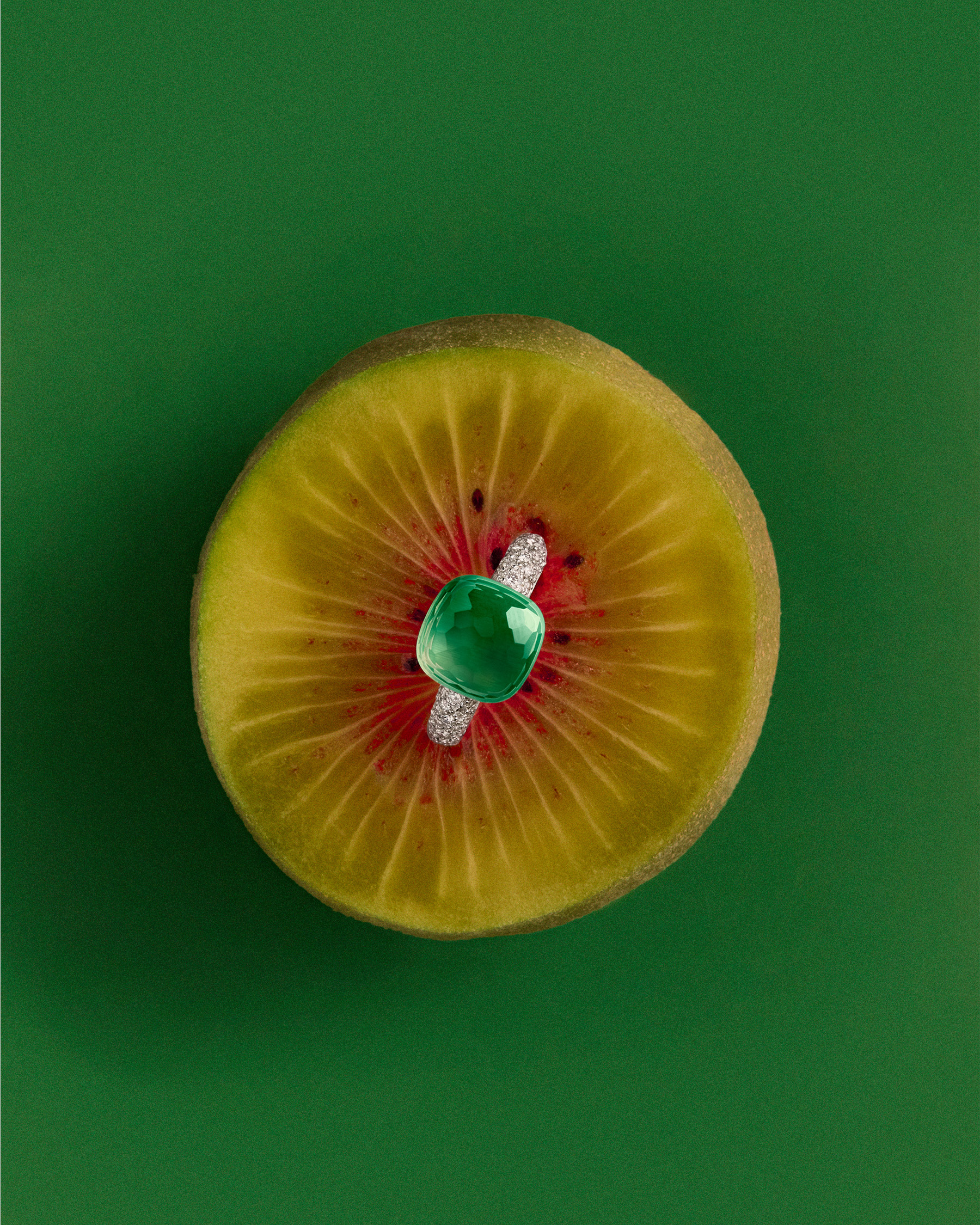 写真: キウイの上に乗った「ヌード」リング