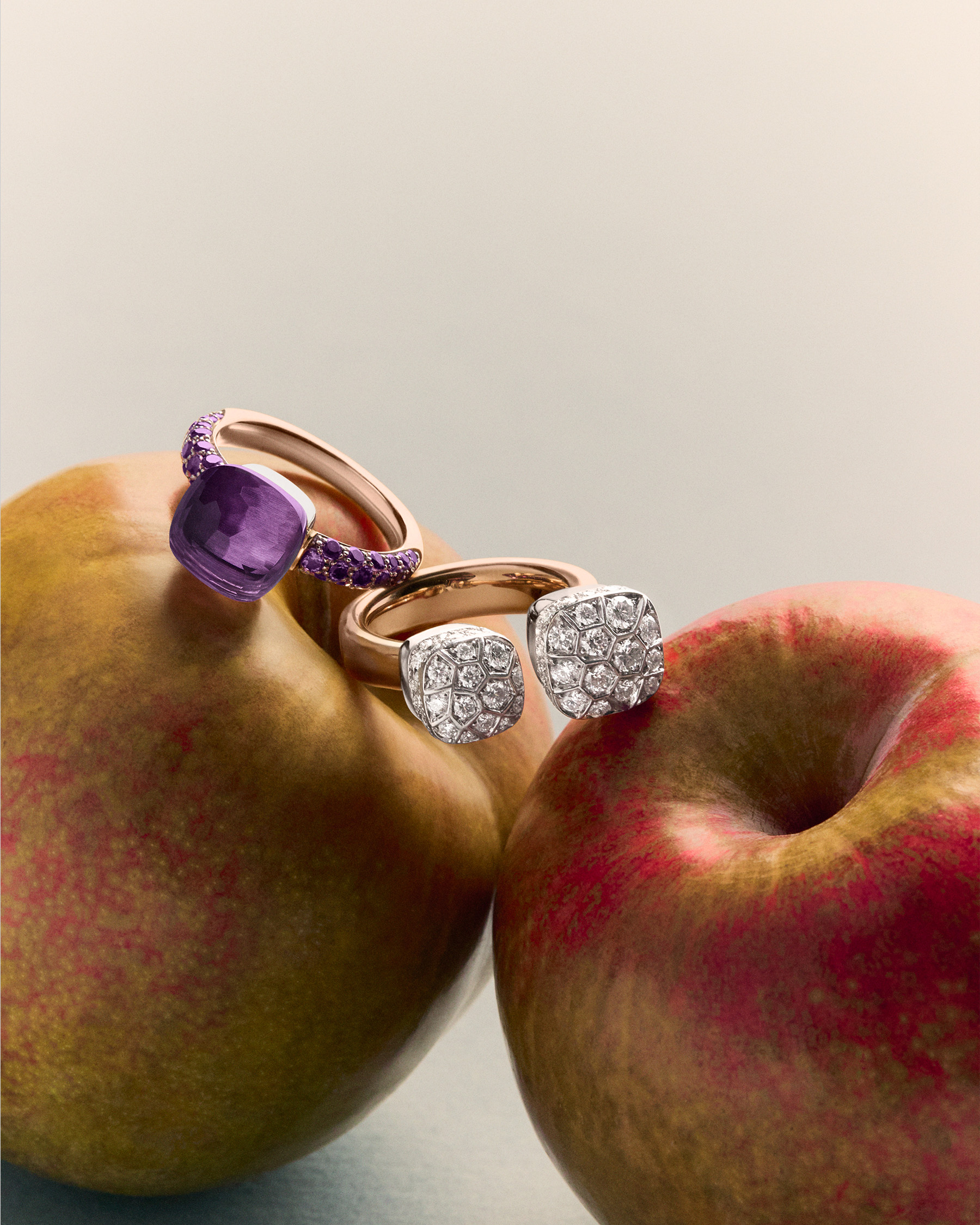 写真: りんごの上に乗った「ヌード」リング