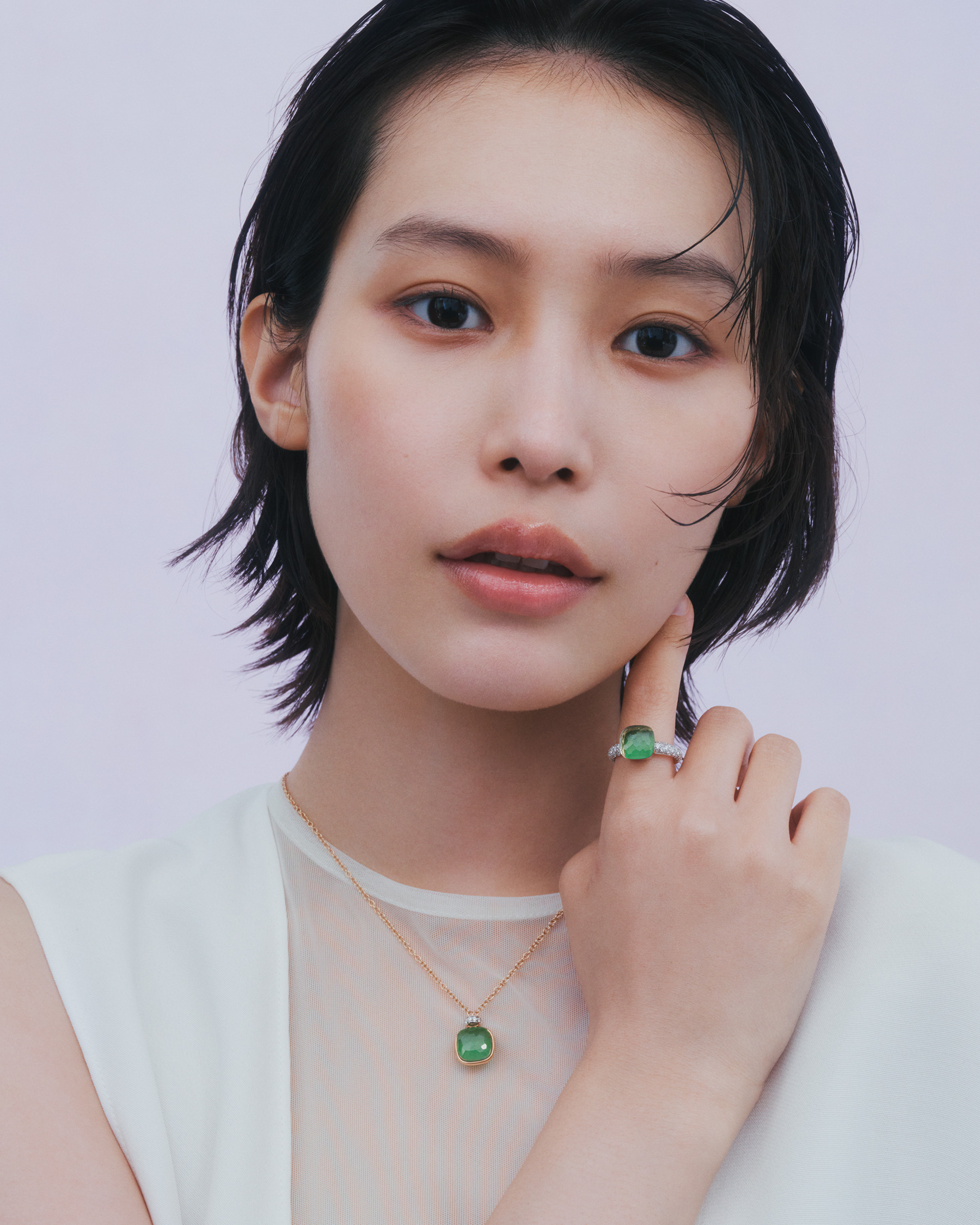 写真: 「ヌード」ネックレスとリングを身に着けた南沙良さん