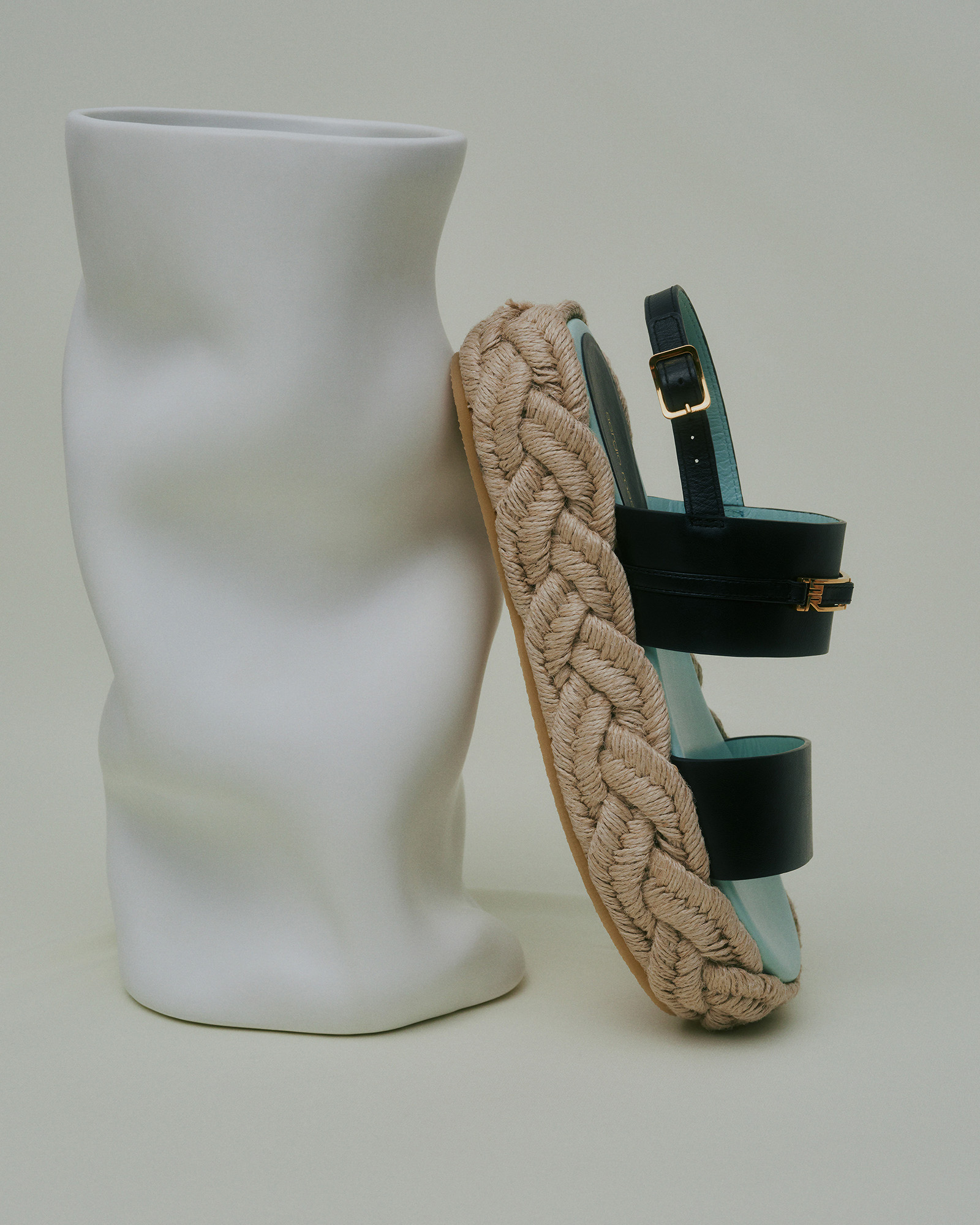 写真: 「BITT（ビット）」サンダル