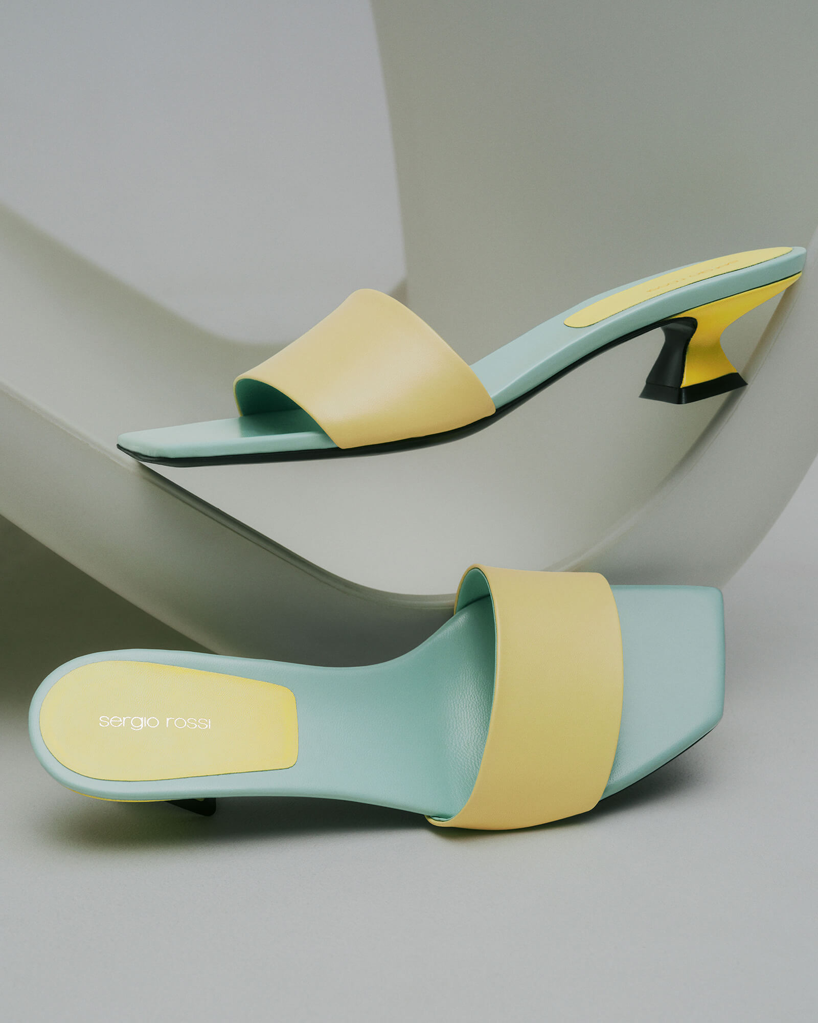 写真: 「SCULPT（スカルプト）」サンダル