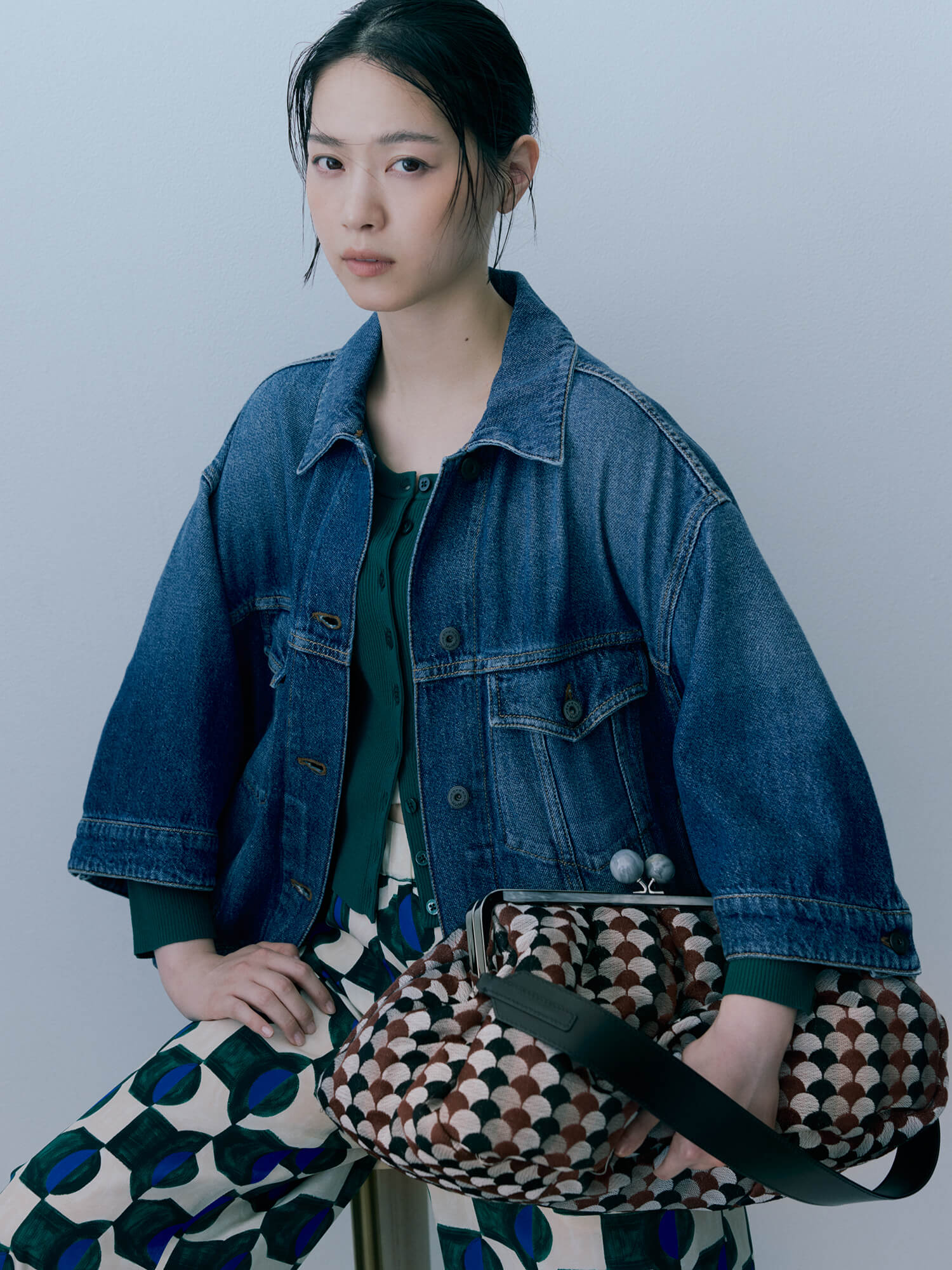 写真: 西野七瀬がデニムジャケットと柄パンツにラージパスティチーノバッグを合わせたスタイル