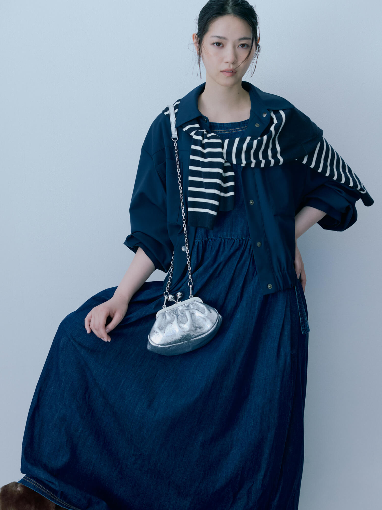 写真: 西野七瀬がデニムドレスとジャケットにメタリックレザーのバッグを合わせたスタイル