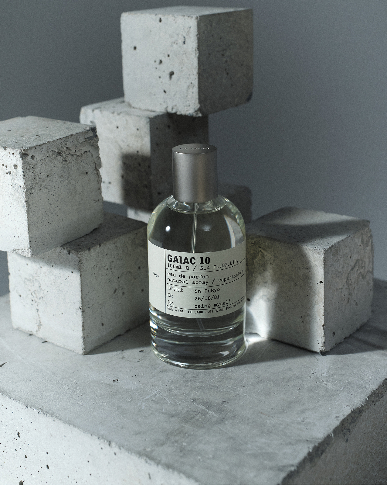 写真: Le Labo GAIAC 10の香水ボトルがコンクリートブロックに囲まれている